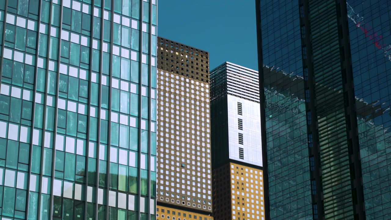 Finestre con facciata in vetro di moderni edifici per uffici nel distretto di Jongno-gu a Seul, Corea del Sud. Ripresa in tilt-up