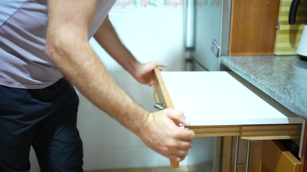 Organizzazione efficiente della cucina: un tagliere estraibile in azione per una maggiore utilità