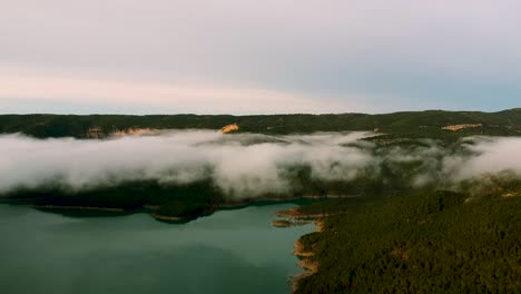 Delgada-Capa-De-Nubes-Que-Fluye-En-El-Aire-De-Cataluña-España-Montaña