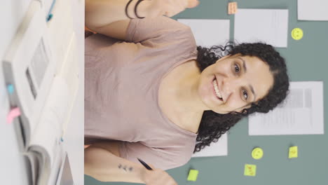 vídeo vertical de una estudiante que habla motivacionalmente.