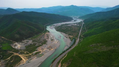 Wunderschönes-Tal,-Wilder-Fluss-Aus-Mat,-Der-An-Einem-Frühlingstag-In-Albanien-Mit-Türkisfarbenem-Farbton-Aus-Den-Bergen-Fließt