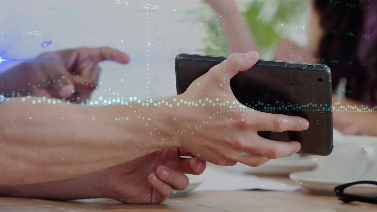 태블릿을 사용하는 사람들에 대한 데이터 처리의 애니메이션