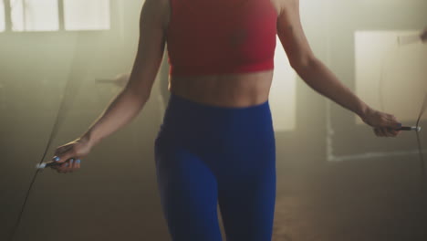 mujer saltando la cuerda en el gimnasio