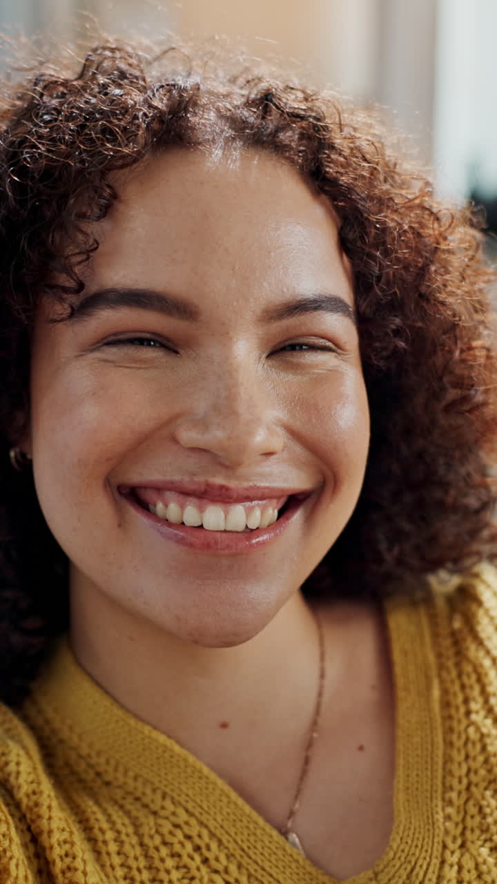 Jovem feliz rindo e mandando um beijo para a câmera.
