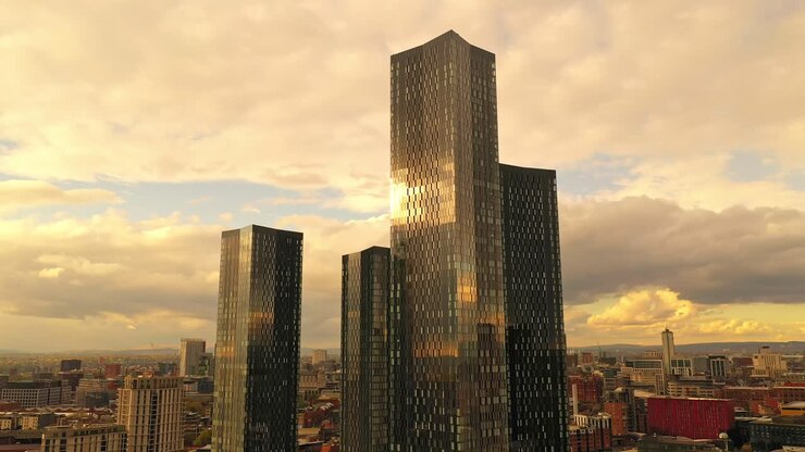 Close-up aéreo de drone do arranha-céu Deansgate Square Manchester na hora dourada, Inglaterra