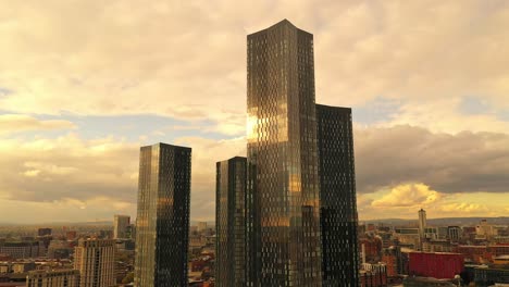 drone aéreo cerca de deansgate square manchester rascacielos hora dorada, inglaterra