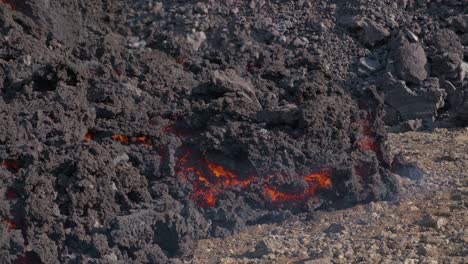 lava incandescente y rocas efusivas. mano