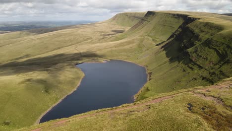 Riesiges-Trekking-Llyn-Y-Fan-Fach-Bergkette-Brecon-Beacons-Luftaufnahme-Zeigt-Den-Idyllischen-Blauen-See