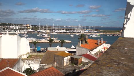haciendo zoom en el puerto deportivo de lagos