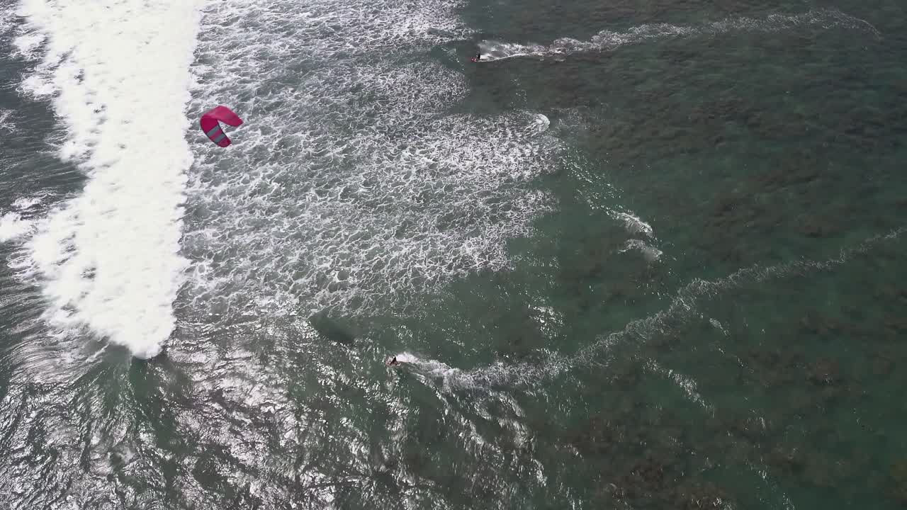 오아후의 와이알라에 해변을 따라 항해하는 카이트서퍼의 오버헤드 뷰