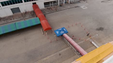 entrada de la pasarela a un crucero italiano mirando por encima del balcón desde arriba