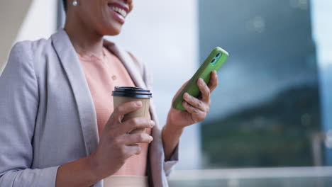 Mujer-De-Negocios,-Escribiendo-En-El-Teléfono