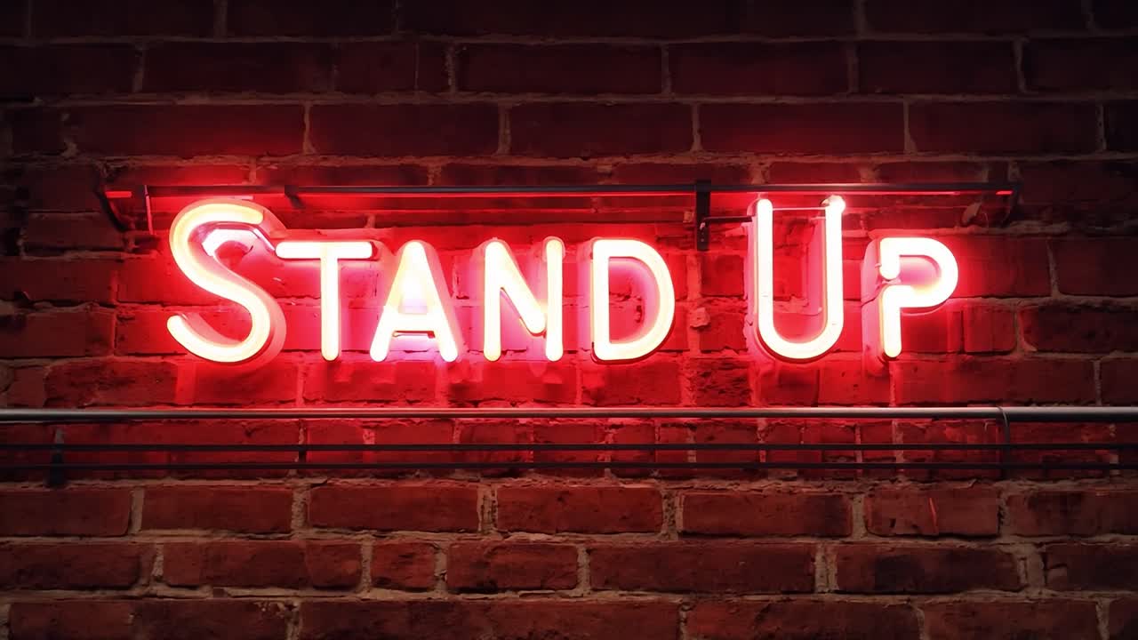 박이는 네온 표지판은 빨간 벽돌 벽에 따뜻한 빛을 내며, 매력적인 분위기를 만니다.