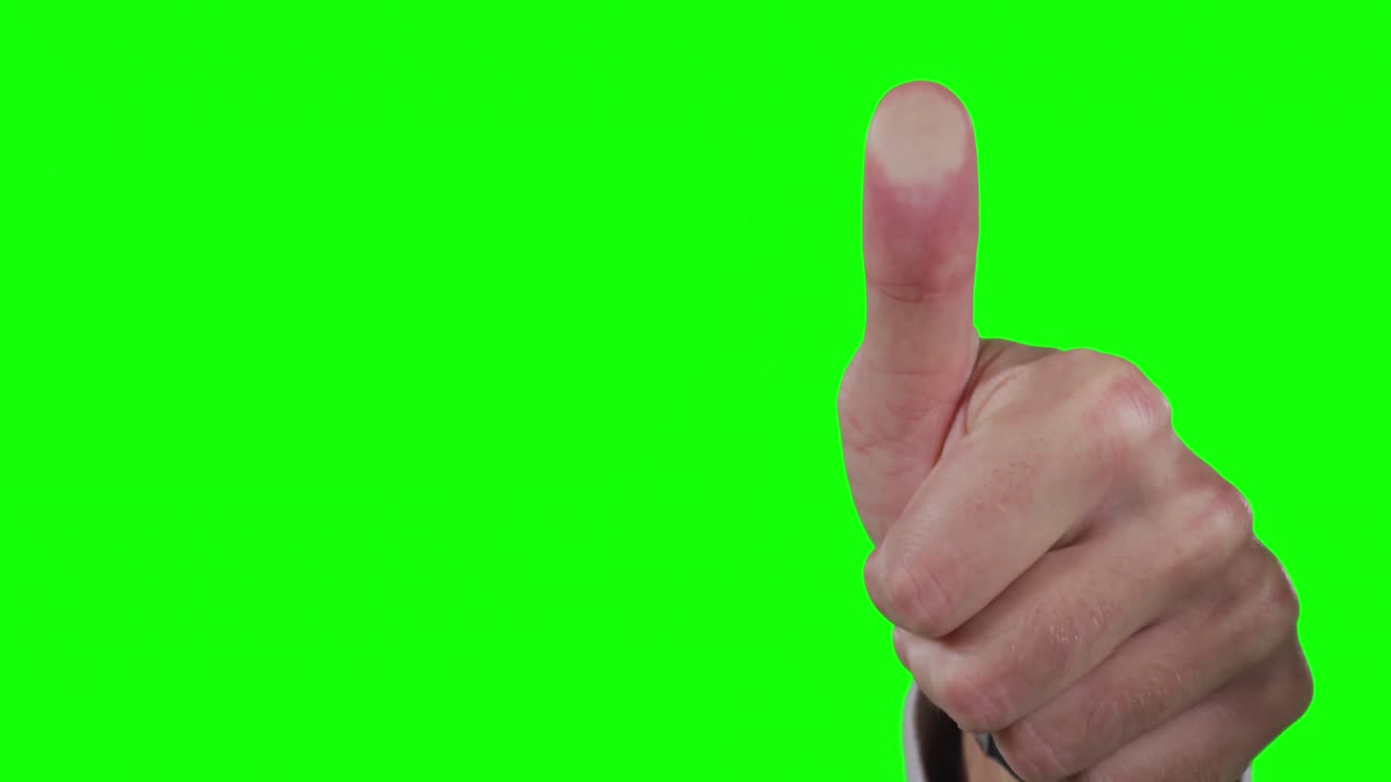 hombre caucásico señalando sobre un fondo verde