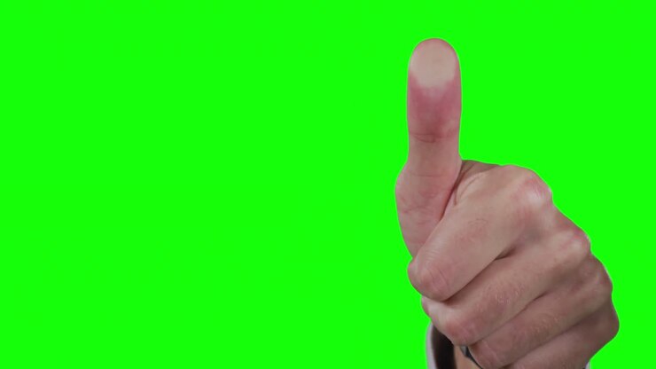 Uomo caucasico che indica su sfondo verde