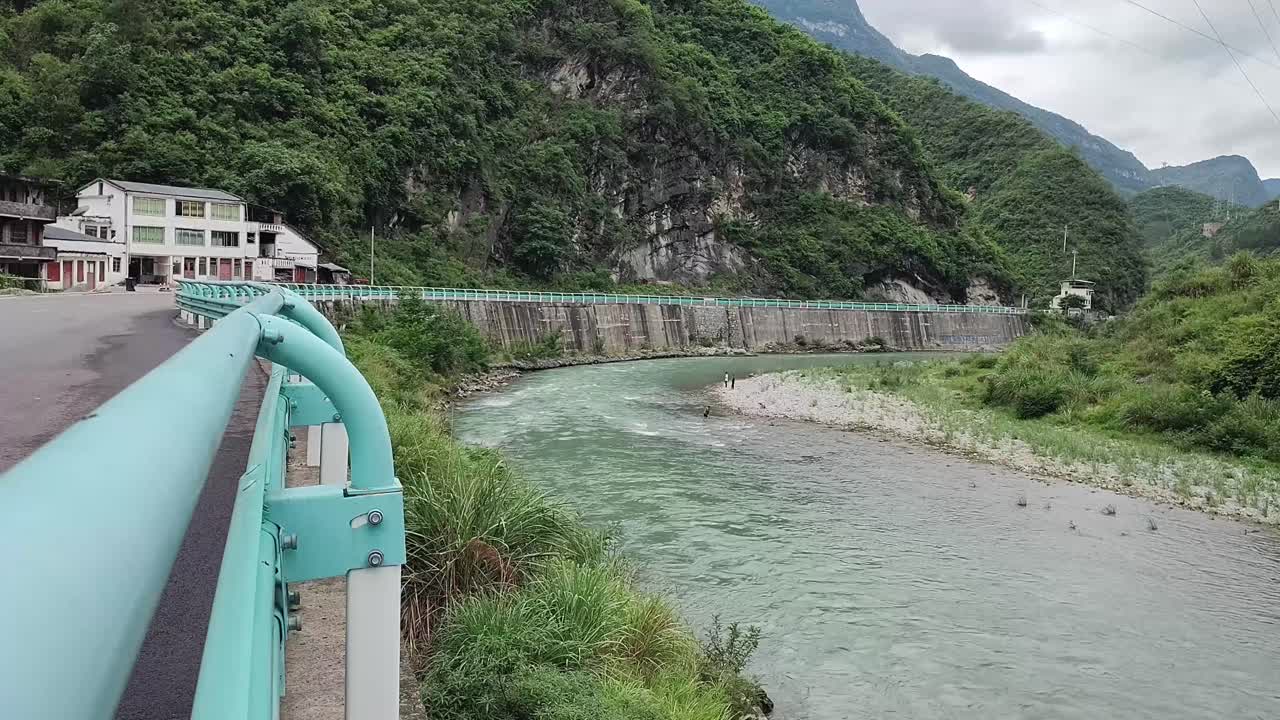 길 에 있는 하천에서 시를 하는 사람 들