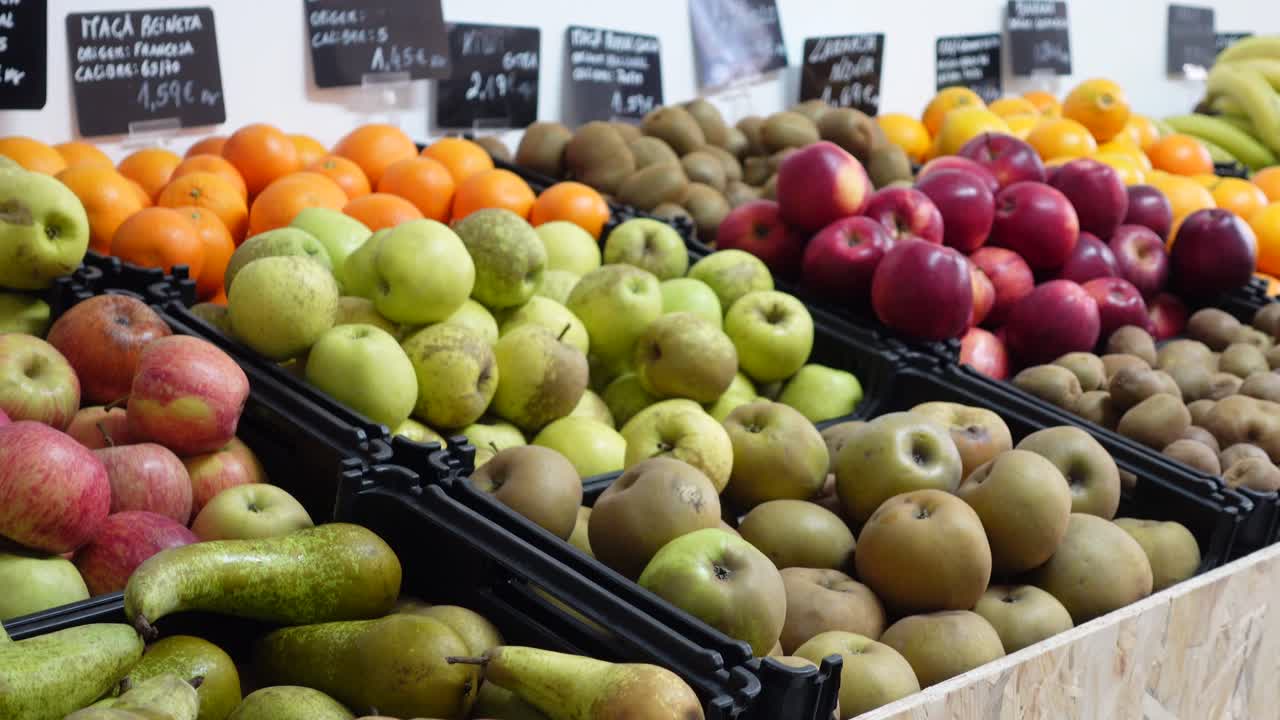 varios tipos de frutas para la venta en un mercado