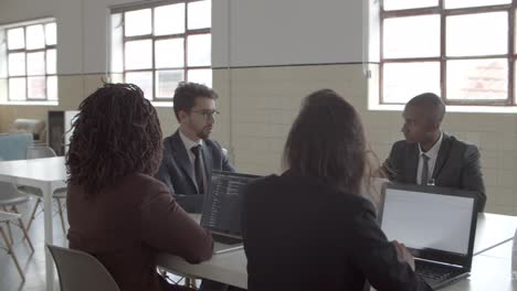 Group-of-focused-managers-during-morning-briefing