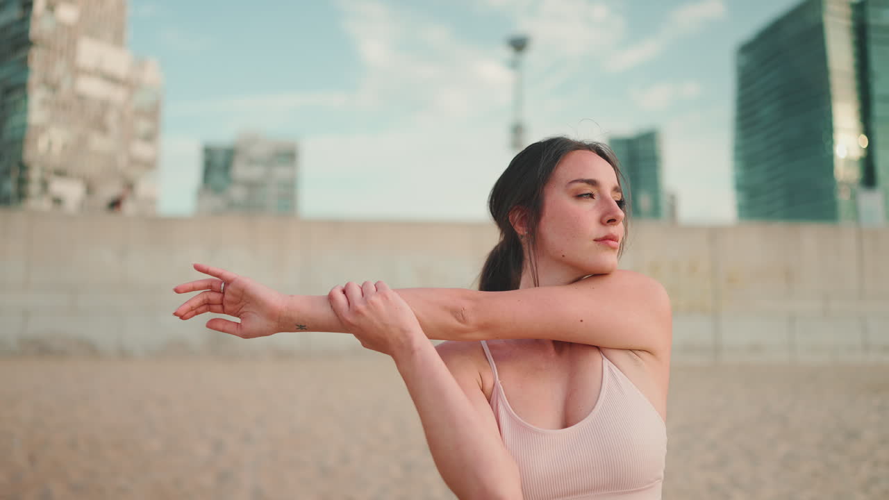 Donna che si esercita sulla spiaggia