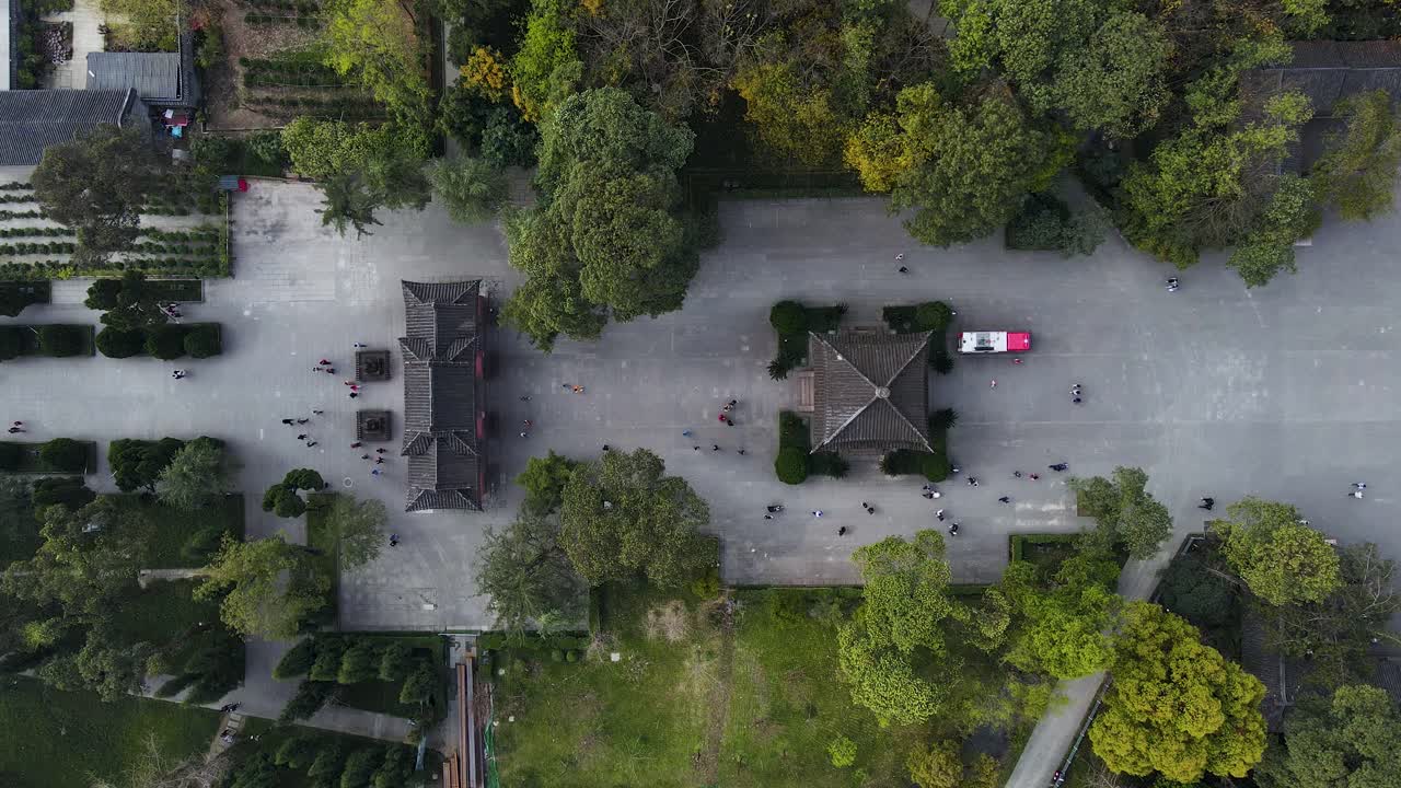 gente caminando en el parque en chengdu, china - vista aérea de drones de arriba hacia abajo