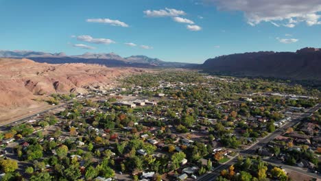 Schwenk-Nach-Rechts,-Drohnenaufnahme-Von-Moab,-Utah,-An-Einem-Sonnigen-Tag