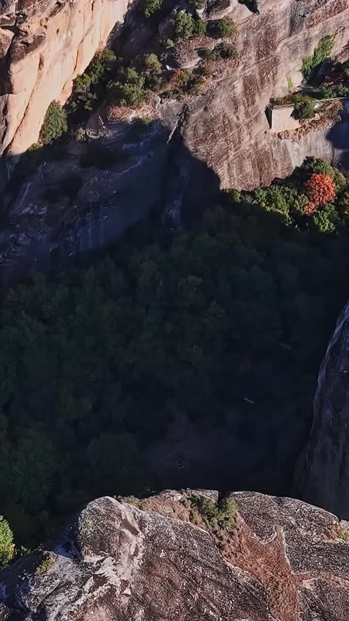 I monasteri di Meteora si ergono su scogliere sopra la foresta verde in Grecia.