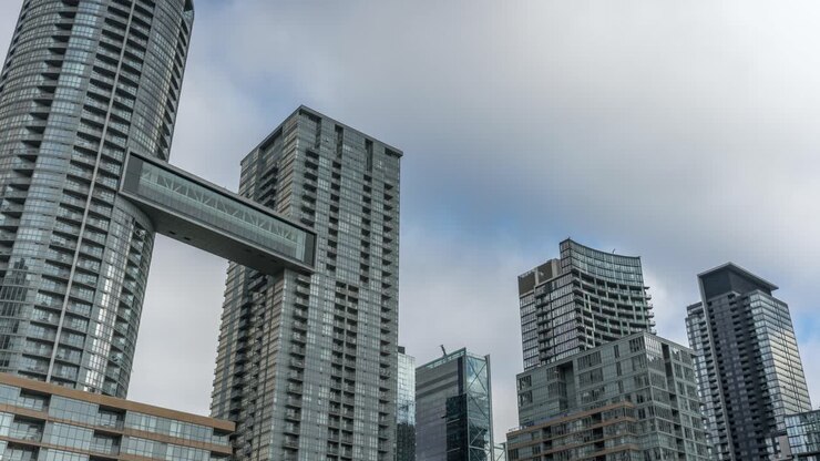 Nuvens se movem sobre arranha-céus residenciais no centro de Toronto, timelapse