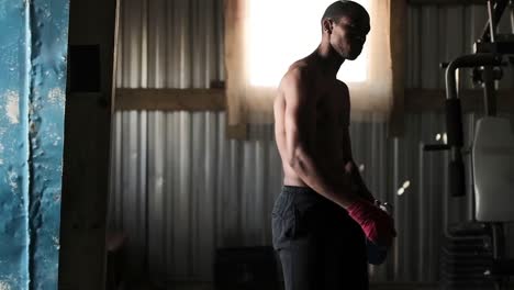 boxeador bebiendo agua en el gimnasio