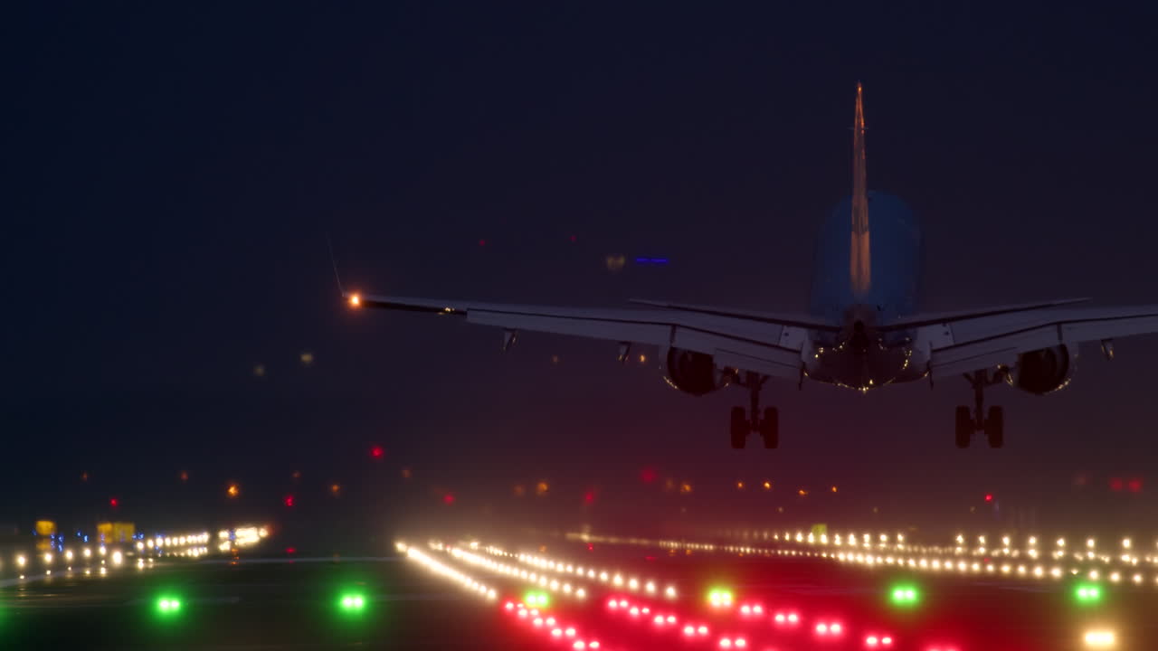 avión aterrizando en la noche