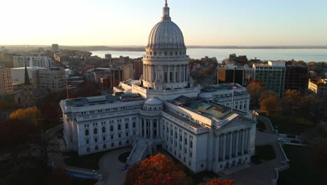 Capitolio-Estatal-En-El-Centro-De-La-Ciudad-De-Madison-En-Imágenes-Aéreas-De-Wisconsin