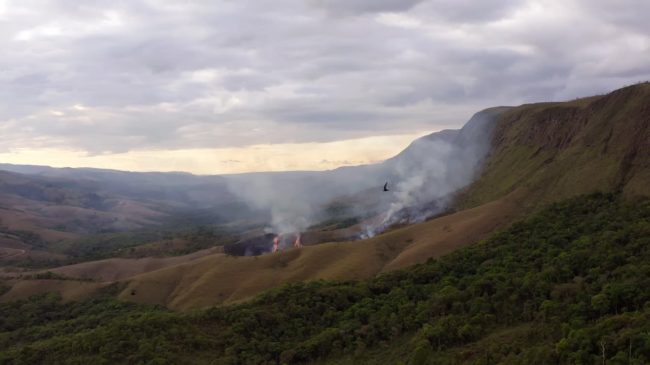 Brezilya, Minas Gerais'teki Serra da Canastra tepelerinde yanan ateş.