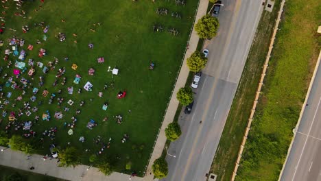 Vista-Aérea-Sobre-Una-Multitud-Sentada-En-El-Césped-En-Un-Concierto-En-Louisville,-Ee.uu.---Rotación,-Inclinación,-Disparo-De-Drones