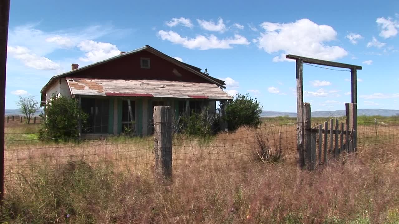 plano medio de una antigua casa de rancho de texas