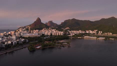 langsames schwenken um den stadtsee von rio de janeiro mit den strandvierteln ipanema und leblon, der sich den wahrzeichen two brothers peak und givea rock zuwendet, die teil des tijuca-nationalparks sind