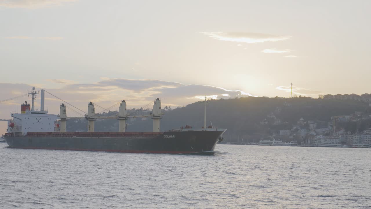 barco de carga al atardecer en el estrecho de estambul
