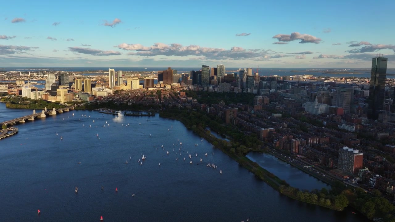 Ilmakuva kallistuu kohti veneitä Charles-joella, auringonlasku Bostonissa, USA:ssa