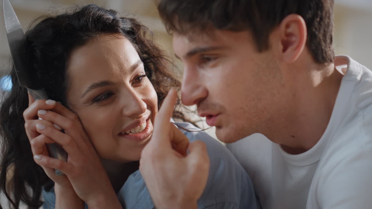 웃는 배우자, 주방에 서서 아침 식사를 준비하고, 가까이서.