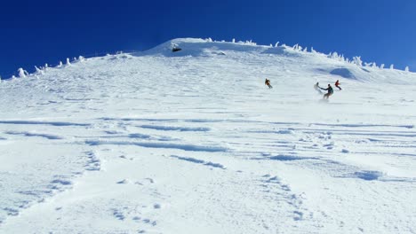 Gente-Haciendo-Snowboard-En-Una-Montaña-Nevada