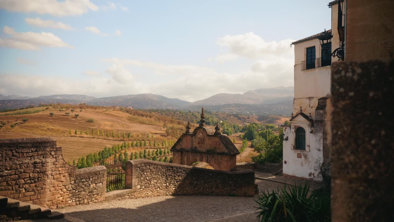 Vista sulla campagna da una terrazza in pietra con piccola cappella