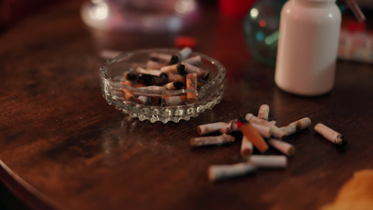 picaduras de cigarrillos en un cenicero en una mesa