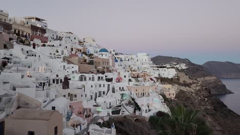 Schwenkaufnahme-Der-Häuser-Von-Santorini