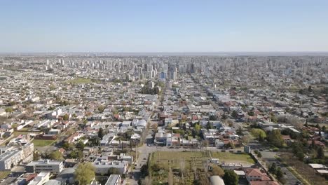 Aerial-Drone-shot-from-above-the-suburbs,-going-downtown,-in-Bahía-Blanca,-Argentina