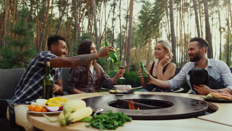 Amigos-Felices-Celebrando-Cerca-De-La-Parrilla-Al-Aire-Libre.-Gente-Hablando-En-Una-Fiesta-De-Barbacoa