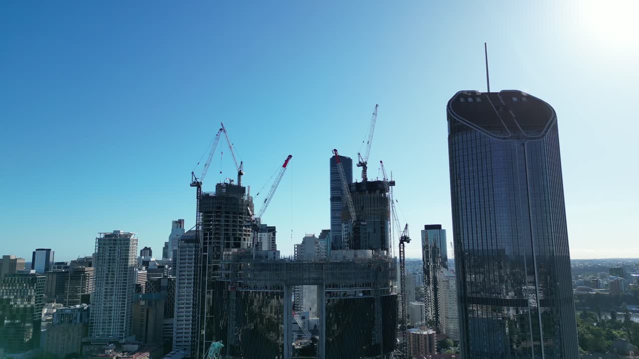 브리즈번의 퀸즈 워프 카지노 개발을 향해 날아가는 공중 촬영