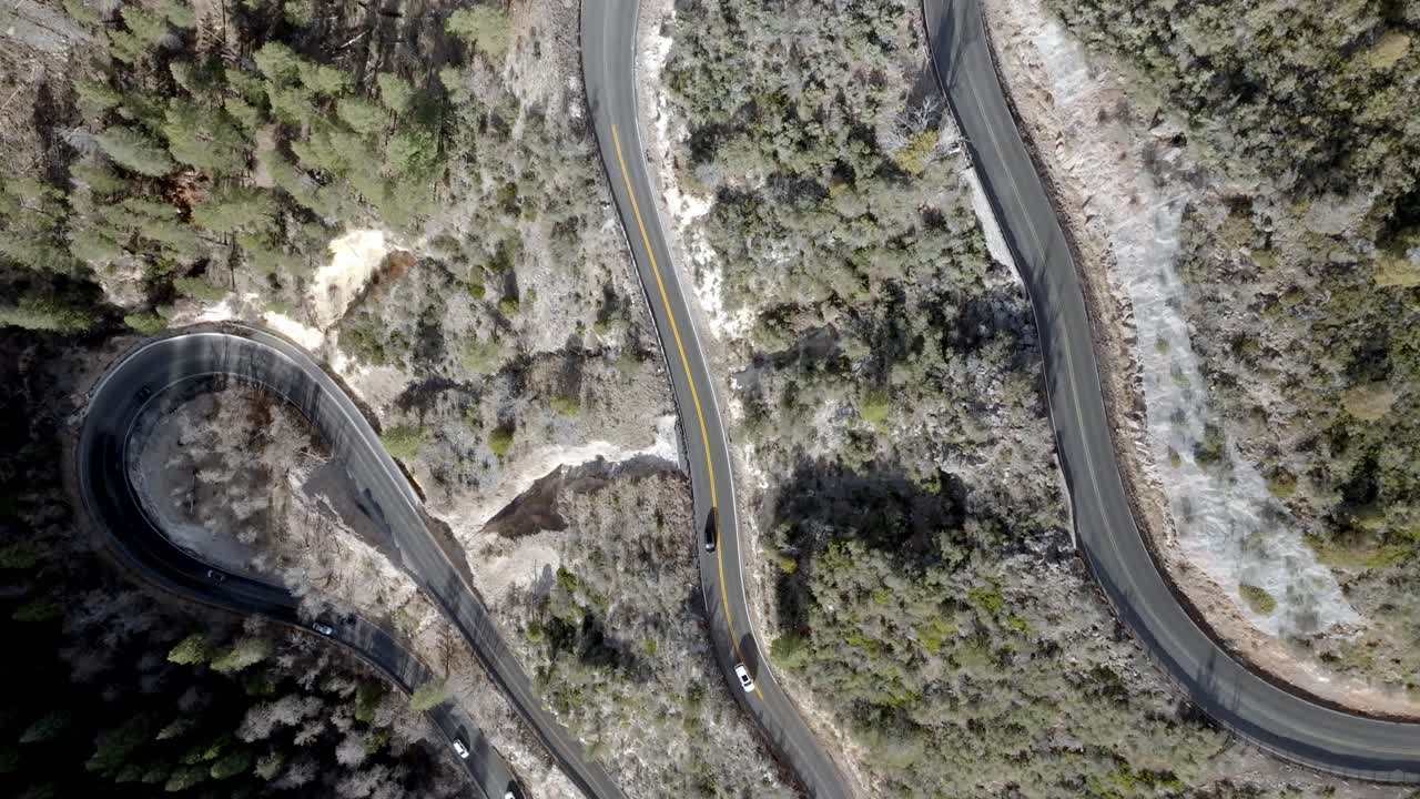 switchback carretera con coches que conducen en la autopista 89a en sedona, arizona con video de avión no tripulado por encima de la cabeza que se mueve hacia abajo