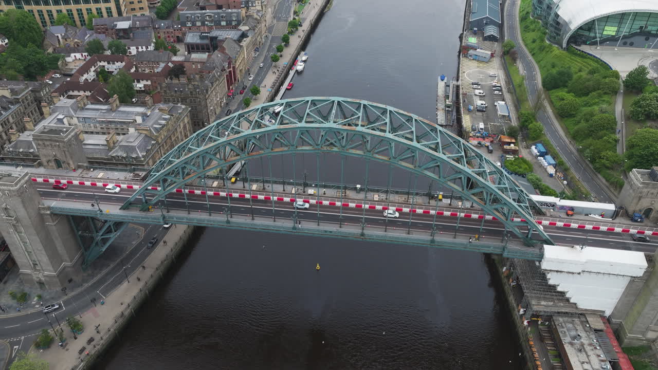 영국 북동부의 타인 강을 가로지르는 타인 다리 (tyne bridge) 는 뉴캐슬 어폰 타인 (newcastle upon tyne) 과 게이츠헤드를 연결하는 다리이다.