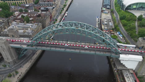 Tyne-Bridge-Over-The-River-Tyne-In-North-East-England,-Linking-Newcastle-Upon-Tyne-and-Gateshead