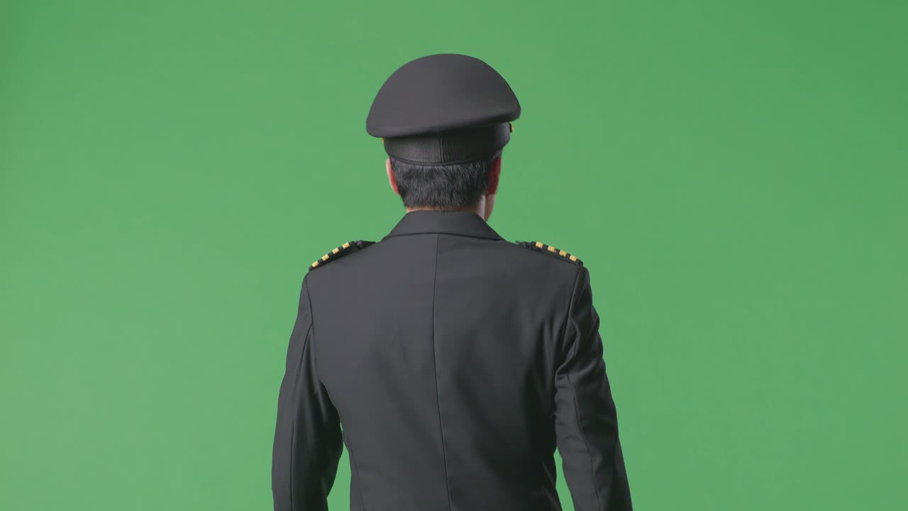 Pilota in uniforme su schermo verde