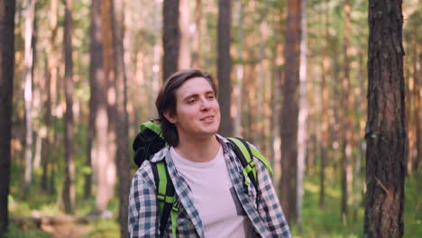 amigos haciendo senderismo en el bosque.