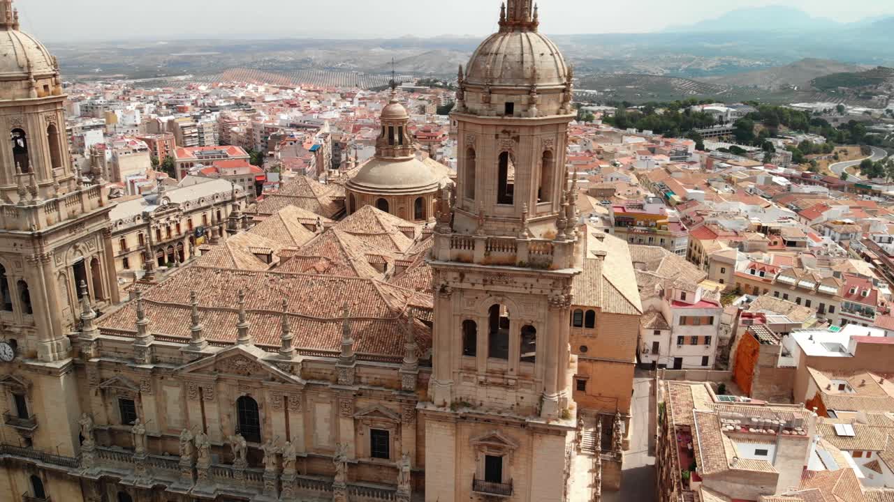 스페인 하엔 성당, 카테드랄 데 하엔, nd 필터를 사용하여 4k 24fps에서 드론으로 이 오래된 교회의 비행 촬영 또한 하엔의 구시가지를 볼 수 있습니다
